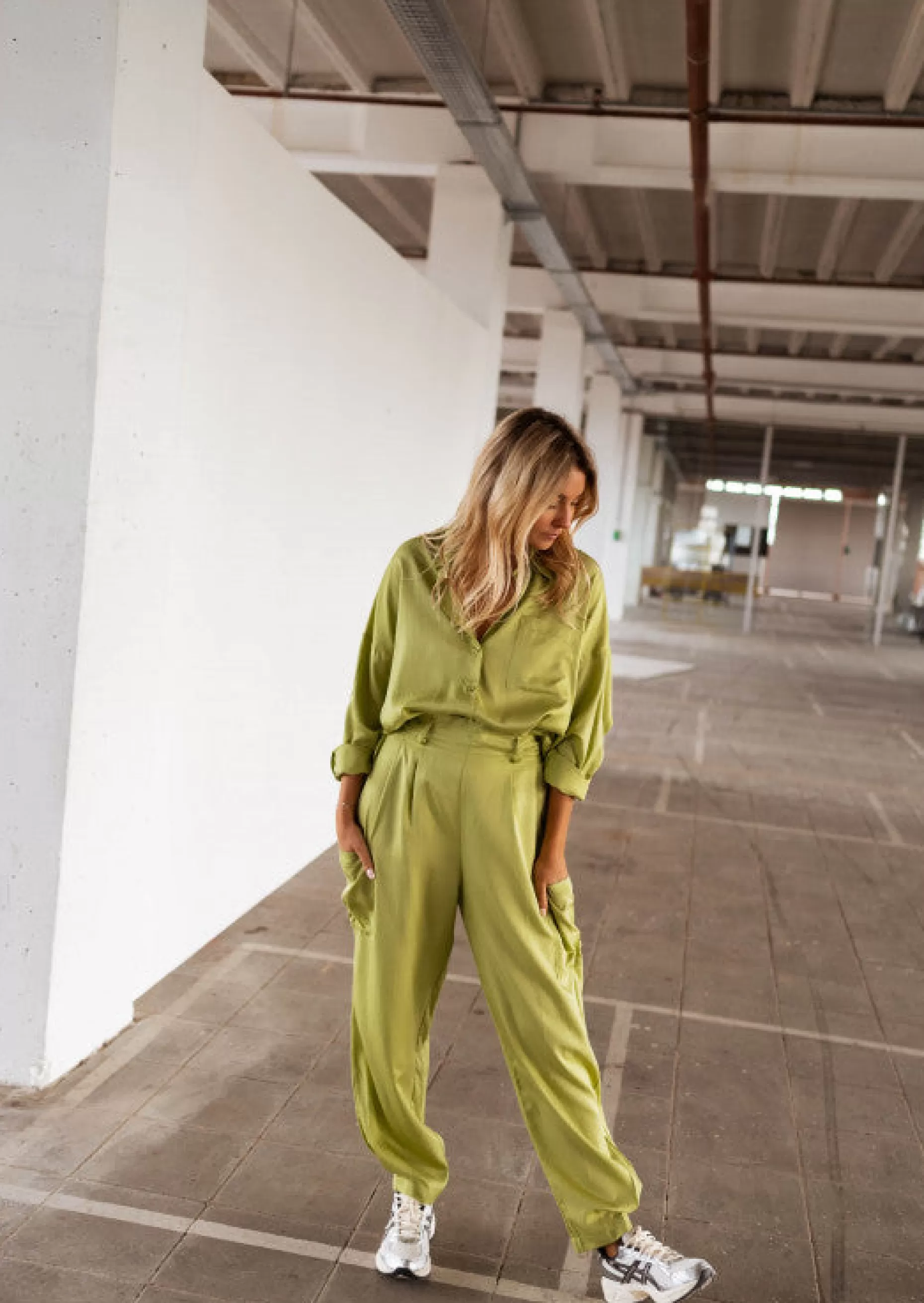 Cheap Pantalon Chandler vert olive | Pantalon large satiné | Prêt-à-porter en ligne |  Easy Clothes Femme Pantalons